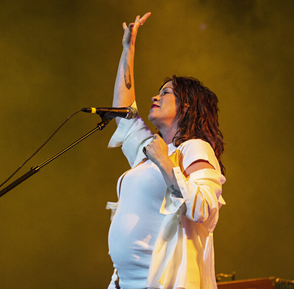 PÅ SCENEN: Morissette sto nylig på scenen da festivalen Kaaboo ble arrangert. Fansen kunne tydelig se den voksende magen hennes. Foto: NTB scanpix PÅ SCENEN: Morissette sto nylig på scenen da festivalen Kaaboo ble arrangert. Fansen kunne tydelig se den voksende magen hennes. Foto: NTB scanpix